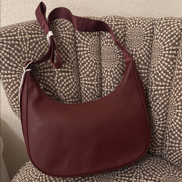BAGGU NWT Medium Recycled Leather Crescent Bag w/ dust bag Color: Mahogany - Picture 2 of 16